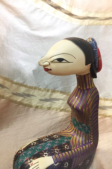 งานไม้แกะระบายสีของบาหลีรูปชายหญิง รูปที่ 7