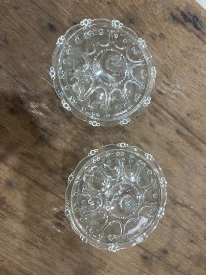 แก้วเจียใส่ขนมหวานเก่า