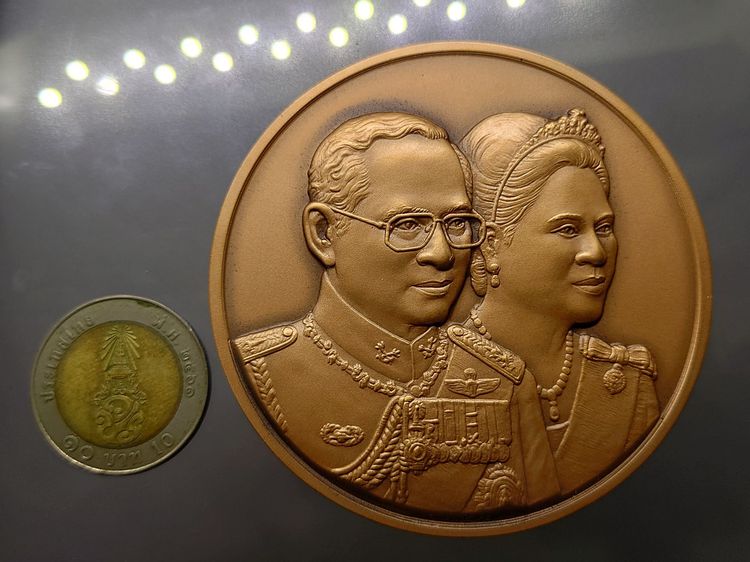 เหรียญทองแดง 7 เซน ที่ระลึกครบ 60 ปี ราชาภิเษกสมรส รัชกาลที่9 พ.ศ.2553 พร้อมกล่องและใบเซอร์ รูปที่ 3