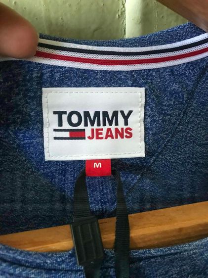 Tommy Hilfiger ของใหม่ ของแท้ ผ้านุ่ม ๆ สีฟ้าู ปักโลโกแขน Size M ขนาดอก 41"  รูปที่ 2