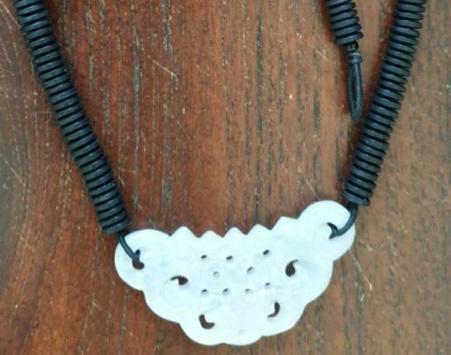 สร้อยคอไม้พญางิ้วดำพร้อมจี้หยก รูปที่ 3