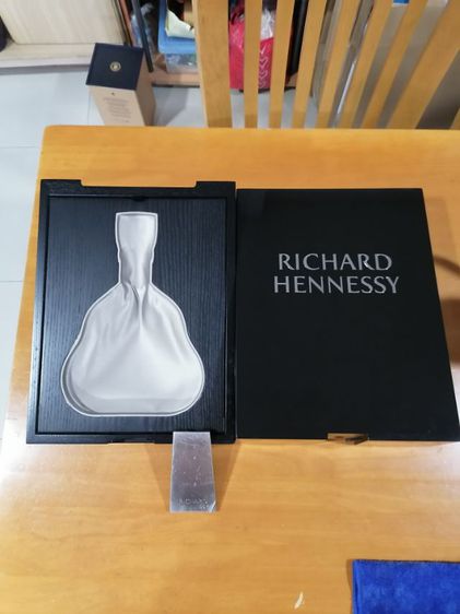 ชุดกล่องเปล่า Hennessy Richard พร้อม 
การด์  สภาพสวย
