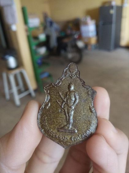 พระเนื้อแร่เหล็กน้ำพี้รูปทรงโล(พระรูปเหมือนพระเจ้าตากหลังรูปเหมือนพระยาพิชัยดาบหัก(ไม่ทราบพระเกจิที่สร้าง))พระบ้านพระเครื่องรางของมงคล รูปที่ 3