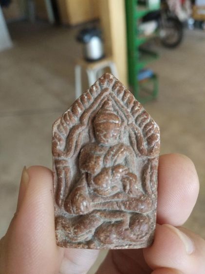 พระเนื้อดินประสาทขอม(พระขุนแผนอุ้มไก่พรายกุมารหลังพระหลวงปู่สรวง(เทวดาเดินดิน)(เนื้อดินแดง)(วัดไพรพัฒนา)(วัดภูตะแบง)(ศรีสะเกษปี2519))พระบ้าน