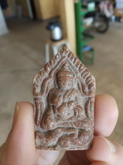 พระเนื้อดินประสาทขอม(พระขุนแผนอุ้มไก่พรายกุมารหลังพระหลวงปู่สรวง(เทวดาเดินดิน)(เนื้อดินแดง)(วัดไพรพัฒนา)(วัดภูตะแบง)(ศรีสะเกษปี2519))พระบ้าน รูปที่ 7