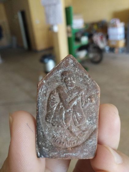 พระเนื้อดินประสาทขอม(พระขุนแผนอุ้มไก่พรายกุมารหลังพระหลวงปู่สรวง(เทวดาเดินดิน)(เนื้อดินแดง)(วัดไพรพัฒนา)(วัดภูตะแบง)(ศรีสะเกษปี2519))พระบ้าน รูปที่ 4