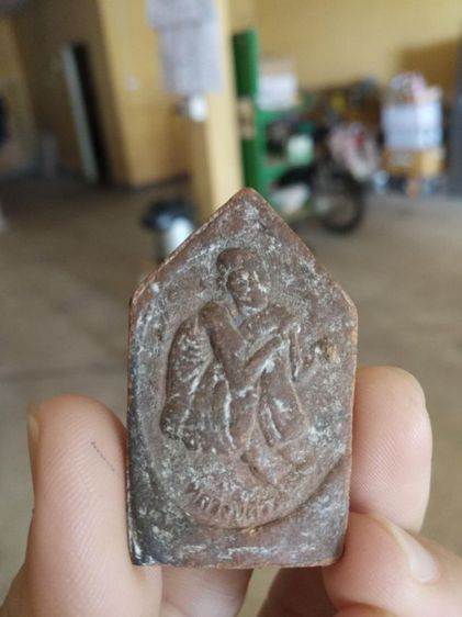 พระเนื้อดินประสาทขอม(พระขุนแผนอุ้มไก่พรายกุมารหลังพระหลวงปู่สรวง(เทวดาเดินดิน)(เนื้อดินแดง)(วัดไพรพัฒนา)(วัดภูตะแบง)(ศรีสะเกษปี2519))พระบ้าน รูปที่ 8