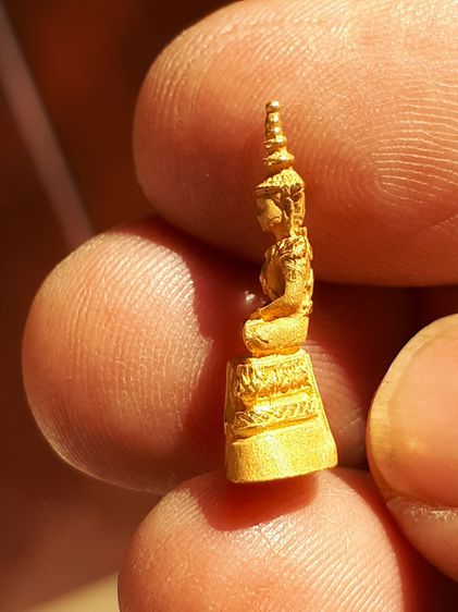 พระแก้วมรกต วัดพระแก้ว ตอกโค็ดนะ 1 ตัวที่ฐานผ้าทิพย์ ไม่ทราบปี เนื้อทองแดงพ่นราย สีเหมือนทองคำ น้ำหนัก 3.02 กรัม. สวย สมบูรณ์ เก่า แท้ หายาก รูปที่ 3