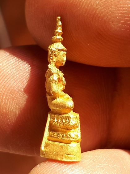 พระแก้วมรกต วัดพระแก้ว ตอกโค็ดนะ 1 ตัวที่ฐานผ้าทิพย์ ไม่ทราบปี เนื้อทองแดงพ่นราย สีเหมือนทองคำ น้ำหนัก 3.02 กรัม. สวย สมบูรณ์ เก่า แท้ หายาก รูปที่ 4