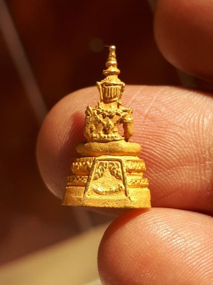 พระแก้วมรกต วัดพระแก้ว ตอกโค็ดนะ 1 ตัวที่ฐานผ้าทิพย์ ไม่ทราบปี เนื้อทองแดงพ่นราย สีเหมือนทองคำ น้ำหนัก 3.02 กรัม. สวย สมบูรณ์ เก่า แท้ หายาก รูปที่ 2