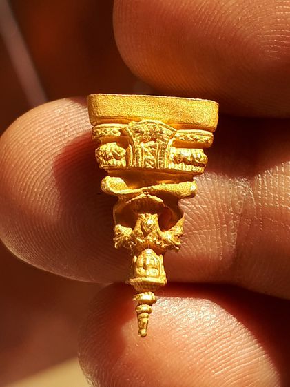 พระแก้วมรกต วัดพระแก้ว ตอกโค็ดนะ 1 ตัวที่ฐานผ้าทิพย์ ไม่ทราบปี เนื้อทองแดงพ่นราย สีเหมือนทองคำ น้ำหนัก 3.02 กรัม. สวย สมบูรณ์ เก่า แท้ หายาก รูปที่ 6