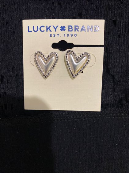 Lucky brand ต่างหูแบบเจาะรูปหัวใจล้อมเพชรเสมือน รูปที่ 4