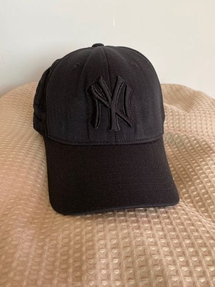 หมวกและหมวกแก๊ป ส่งเร็ว มีปลายทาง หมวก NY แท้ สีดำ ปักข้าง สภาพดี ขนาด S-M  รุ่นหายาก  