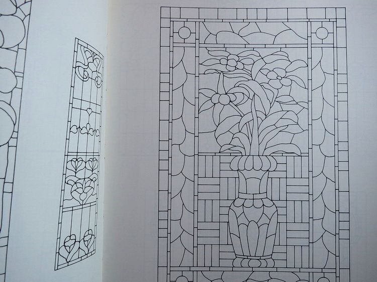 Treasury of Traditional Stained Glass Designs การออกแบบ กระจกสี แบบโบราณ รูปที่ 10