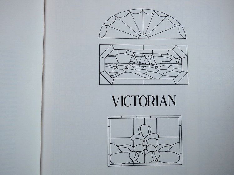 Treasury of Traditional Stained Glass Designs การออกแบบ กระจกสี แบบโบราณ รูปที่ 4