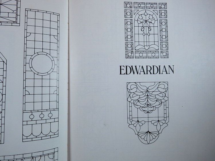 Treasury of Traditional Stained Glass Designs การออกแบบ กระจกสี แบบโบราณ รูปที่ 7