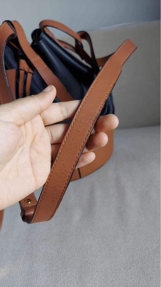 กระเป๋า Loewe ทรงจีบ สีทูโทน รูปที่ 18