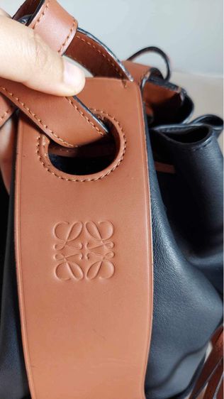 กระเป๋า Loewe ทรงจีบ สีทูโทน รูปที่ 10