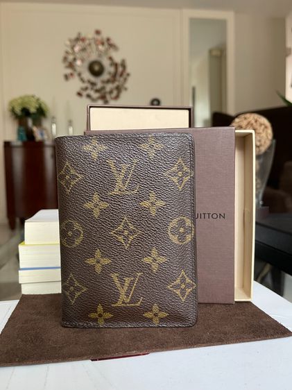 Louis Vuitton แท้ กระเป๋าใบกลาง ใส่หนังสือเดินทางได้ passport holder ครับ รูปที่ 2