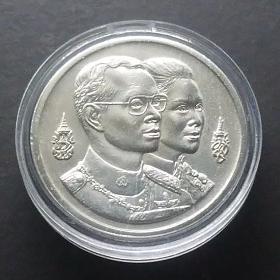 เหรียญไทย เหรียญพระมหาธาตุเจดีย์ ในหลวง-ราชินี ที่ระลึกมหามงคล 60 พรรษา ร9 เนื้อเงิน (กองทัพอากาศสร้าง) พ.ศ.2530
