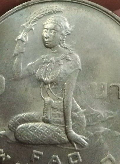 เหรียญไทย 75436-เหรียญที่ระลึกในหลวงรัชกาลที่่ 9 โปรยข้าว หลังพระแม่โพสพ นั่งถือรวงข้าว ราคา 1 บาท ปี 2520