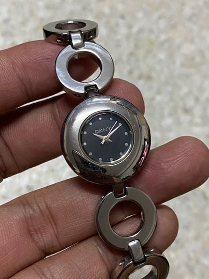 นาฬิกายี่ห้อ DKNY  ของแท้มือสอง  สแตนเลสทั้งเรือน สายยาว 16 เซนติเมตร  900฿