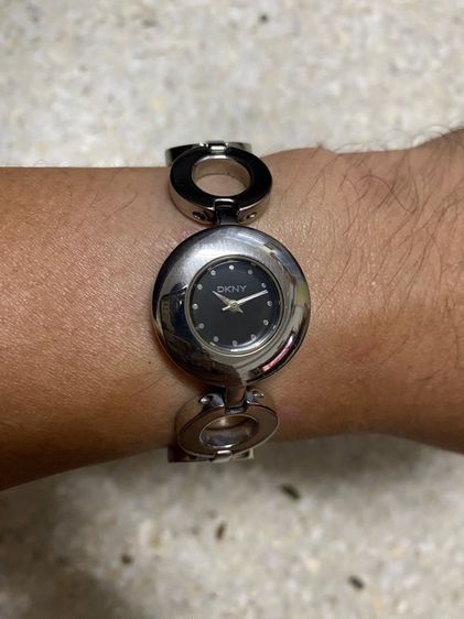 นาฬิกายี่ห้อ DKNY  ของแท้มือสอง  สแตนเลสทั้งเรือน สายยาว 16 เซนติเมตร  900฿ รูปที่ 10