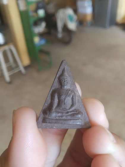 พระเนื้อผงแร่เหล็กน้ำพี้ทรงสามเหลี่ยม(พระพิมพ์พระสมเด็จนางพญาเสน่ห์จันทร์(รุ่นหมดห่วง)(จังหวัดอุตรดิตถ์))พระบ้านพระเครื่องรางของมงคล รูปที่ 6