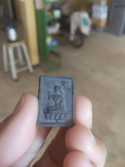 พระเนื้อแร่เหล็กน้ำพี้ผสมมวลสาร(พระพิมพ์พระนางกวักพิมพ์เล็กหลังยันต์(เนื้อออกสีดำ)(ไม่ทราบพระเกจิที่สร้าง))พระบ้านเครื่องรางของมงคล รูปที่ 5