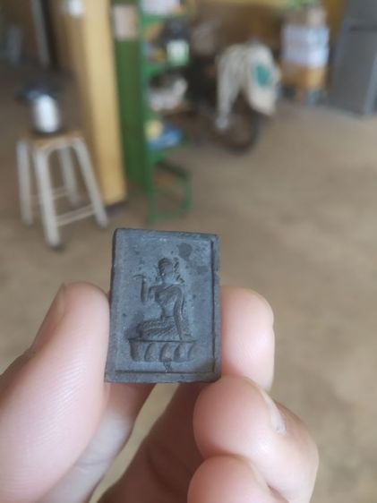 พระเนื้อแร่เหล็กน้ำพี้ผสมมวลสาร(พระพิมพ์พระนางกวักพิมพ์เล็กหลังยันต์(เนื้อออกสีดำ)(ไม่ทราบพระเกจิที่สร้าง))พระบ้านเครื่องรางของมงคล รูปที่ 3