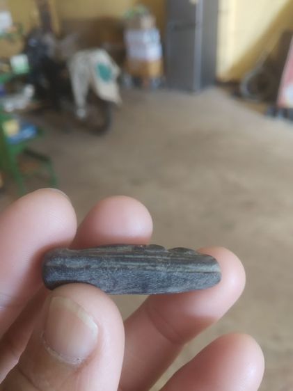 พระเนื้อดินผสมผงสีดำ(พระปางลีลากำแพงทุ่งเศรษฐีหรือพระปางลีลากำแพงเม็ดขนุน(เนื้อสีดำไม่ทราบที่มาไม่ทราบพระเกจิที่สร้าง))พระเครื่องรางของมงคล รูปที่ 18