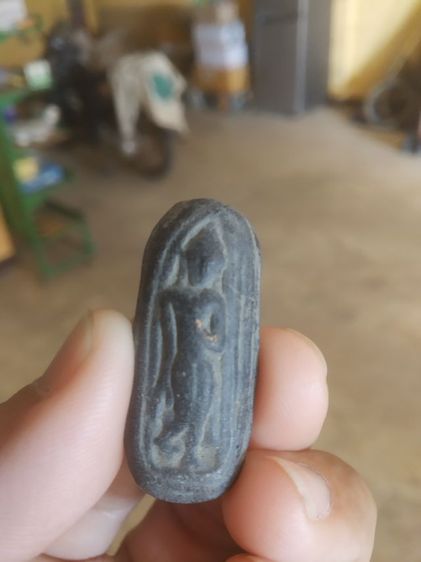 พระเนื้อดินผสมผงสีดำ(พระปางลีลากำแพงทุ่งเศรษฐีหรือพระปางลีลากำแพงเม็ดขนุน(เนื้อสีดำไม่ทราบที่มาไม่ทราบพระเกจิที่สร้าง))พระเครื่องรางของมงคล รูปที่ 4