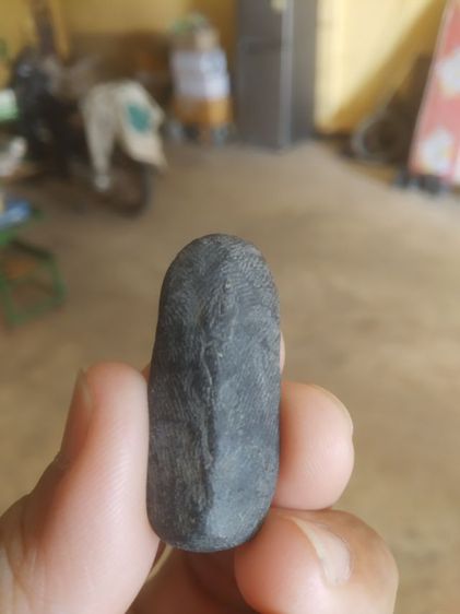 พระเนื้อดินผสมผงสีดำ(พระปางลีลากำแพงทุ่งเศรษฐีหรือพระปางลีลากำแพงเม็ดขนุน(เนื้อสีดำไม่ทราบที่มาไม่ทราบพระเกจิที่สร้าง))พระเครื่องรางของมงคล รูปที่ 2