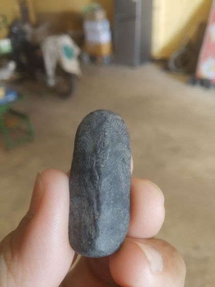 พระเนื้อดินผสมผงสีดำ(พระปางลีลากำแพงทุ่งเศรษฐีหรือพระปางลีลากำแพงเม็ดขนุน(เนื้อสีดำไม่ทราบที่มาไม่ทราบพระเกจิที่สร้าง))พระเครื่องรางของมงคล รูปที่ 7