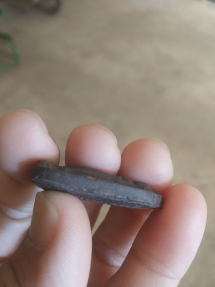 พระเนื้อแร่เหล็กน้ำพี้(พระปางลีลากำแพงทุ่งเศรษฐี(เม็ดขนุน)(พระหลวงพ่อนิยม)(วัดป่าหลักร้อย)(จังหวัดนครราชสีมาปี2542))พระบ้านพระเครื่องของมงคล รูปที่ 13