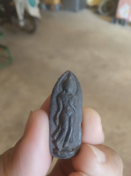 พระเนื้อแร่เหล็กน้ำพี้(พระปางลีลากำแพงทุ่งเศรษฐี(เม็ดขนุน)(พระหลวงพ่อนิยม)(วัดป่าหลักร้อย)(จังหวัดนครราชสีมาปี2542))พระบ้านพระเครื่องของมงคล รูปที่ 4