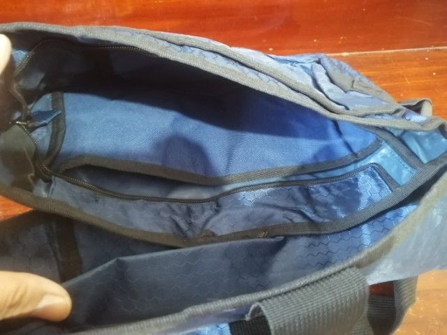 กระเป๋าสะพาย สภาพดี ไม่ผ่านการใช้งาน ผ้ากันน้ำ รูปที่ 4