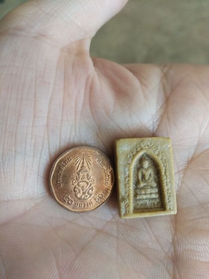 พระเนื้อผงน้ำมันผสมพระเกศาพิมพ์เล็ก(พระสมเด็จพิมพ์คะแนนพระพุทธางกูร(วัดหนองเสือ)(มีส่วนผสมพระเกศา)(จังหวัดนครปฐมปี2509))พระเครื่องรางของมงคล รูปที่ 4