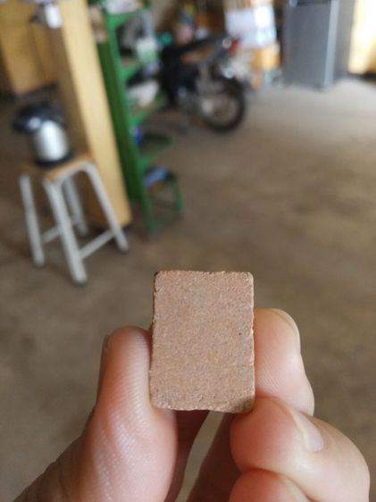 พระเนื้อดินผสมผงพิมพ์เล็ก(พระสมเด็จพิมพ์คะแนนในซุ้มประตูหลังเรียบ(เนื้อออกสีน้ำตาลแดง)(ไม่ทราบพระเกจิที่สร้าง))พระบ้านพระเครื่องรางของมงคล รูปที่ 2