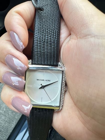 MICHAEL KORS นาฬิกาข้อมือผู้หญิง รุ่น MK2583 Lake Silver Glitz - Black Leather Strap รูปที่ 6