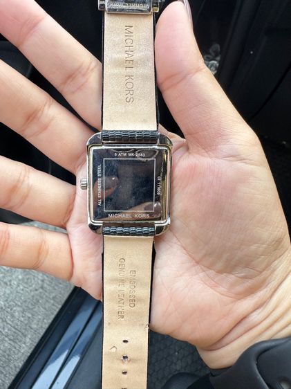 MICHAEL KORS นาฬิกาข้อมือผู้หญิง รุ่น MK2583 Lake Silver Glitz - Black Leather Strap รูปที่ 5
