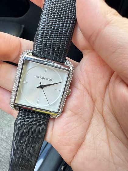 MICHAEL KORS นาฬิกาข้อมือผู้หญิง รุ่น MK2583 Lake Silver Glitz - Black Leather Strap รูปที่ 7