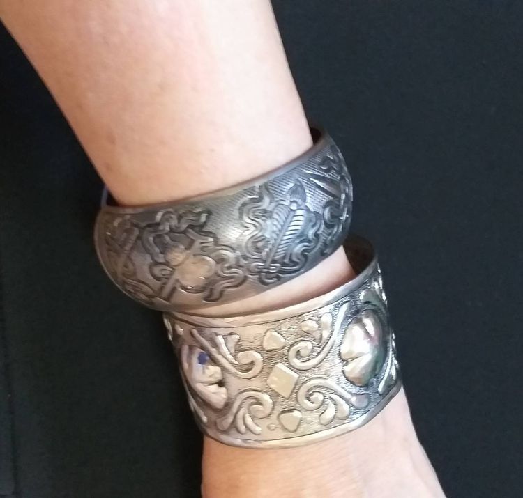 กำไลสีเงิน 2 ชิ้น ลวดลายที่แตกต่าง สวยงาม น่าใส่มาก  รูปที่ 6