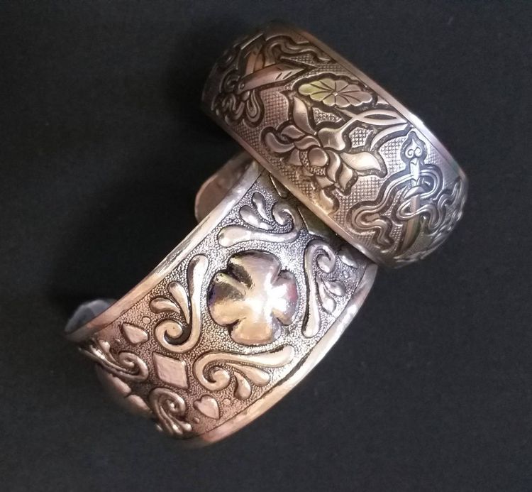 กำไลสีเงิน 2 ชิ้น ลวดลายที่แตกต่าง สวยงาม น่าใส่มาก  รูปที่ 18