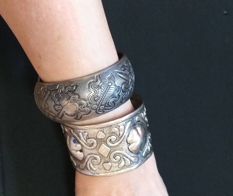 กำไลสีเงิน 2 ชิ้น ลวดลายที่แตกต่าง สวยงาม น่าใส่มาก  รูปที่ 5