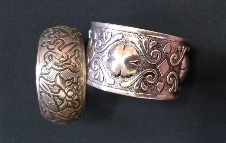 กำไลสีเงิน 2 ชิ้น ลวดลายที่แตกต่าง สวยงาม น่าใส่มาก  รูปที่ 10