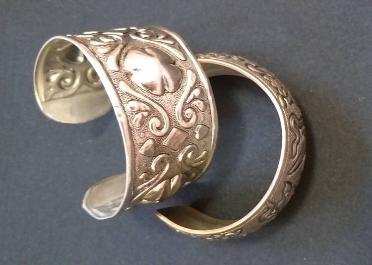 กำไลสีเงิน 2 ชิ้น ลวดลายที่แตกต่าง สวยงาม น่าใส่มาก  รูปที่ 12