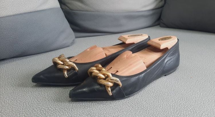 ขอขายรองเท้าหญิงหนังแท้ flat slip on ของยี่ห้อ Pretty ballerinas made in Spain สีดำไซส์ 39 สภาพยังสวยไม่มีขาดและชำรุด รูปที่ 2