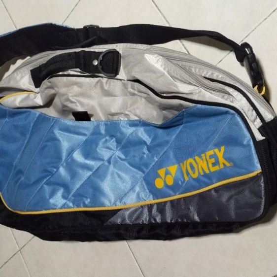 กระเป๋าใส่ไม้แบด อุปกรณ์  YONEX สีฟ้าเทาดำ สภาพสวย มีรอยเลอะสีน้ำตาบที่ซิปนิดหน่อน