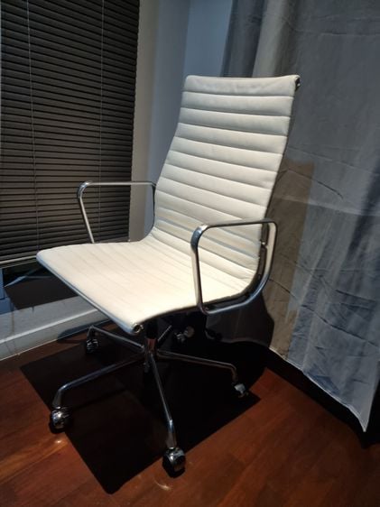 Eames aluminum group พนักสูง ของสภาพสวย หนังแท้ขาวงาช้าง  Authentic Herman Miller Eames chair รูปที่ 11